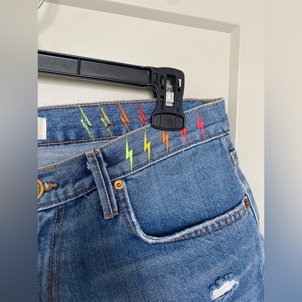 ⚡️ NWT AVIATOR NATION mid rise boyfriend cutoff medium wash denim jean shorts - Picture 7 of 9